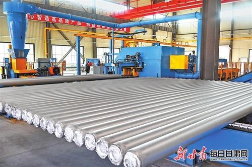 酒鋼集團(tuán)東興鋁業(yè)隴西分公司生產(chǎn)車間 工人們加工鋁產(chǎn)品